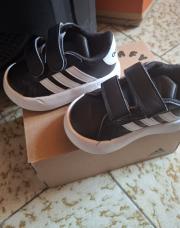 Baskets Adidas noir et blanc Pointure 20