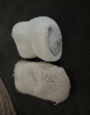 2 paires de chaussettes brunes et blanches 
