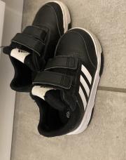 Basket noir Adidas P22