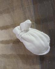 Moufles naissance blanche 