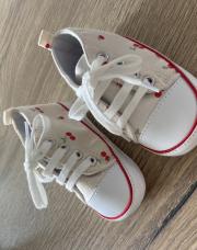 Chaussures motifs cerises taille 9-12 mois 