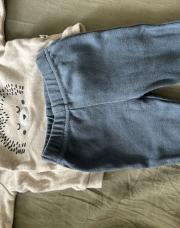 Ensemble beige et pantalon bleu 0m