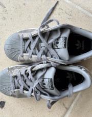 adidas grises