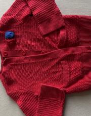 Gilet rouge pompon bleu 12m
