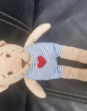 Doudou ours blanc rayer bleu avec coeur rouge