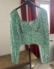 Top vert à fleurs avec boutons 