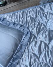 Tour de lit avec coussin bleu en satin 