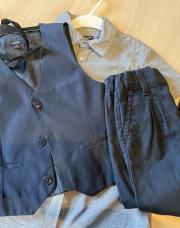 Costume 3 pièces , pantalon, bleu marine, chemise grise courte manche et boléro bleu marine avec nœud papillon, Kiabi, 6 ans