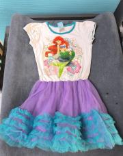 Robe ariel 2-3 ans tout petit trou sur le voilage 