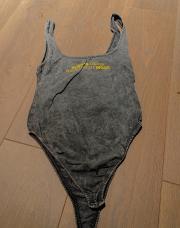 Body attention petit trou