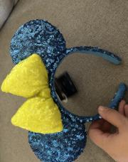 Oreille bleu et jaune 