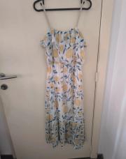 Robe d'été avec fleurs jaune et bleu 