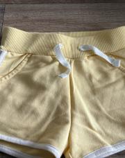 Short jaune et blanc 