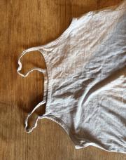 Top gris avec pompons 