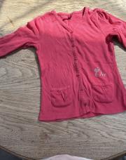 Gilet rose, huit ans