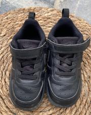 Basket nike un peu abîmé à l’avant taille 25