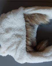 Bonnet blanc avec fourrure noukies