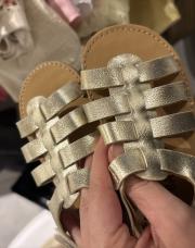 Sandalettes dorées 25