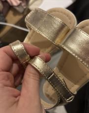 Sandalettes dorées p 18-19