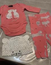 Ensemble body, bonnet et legging rose léopard H&M 50 cm
