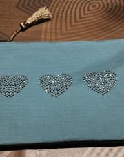 Trousse bleu ciel 3 cœurs strasse 