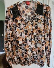 Chemisier fleuri et dentelle Miss Captain