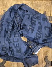 Foulard bleu avec écriture
