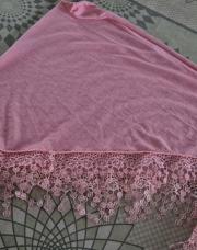 Foulard rose a dentelle 