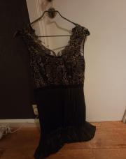 Robe noire de cocktail bas plissé et haut dentelle dorée Steps