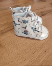 Chaussures dino taille 6/9 mois 