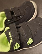 Chaussure de sport garçon en velours noire et vert flash, Bobbi shoes, taille 20