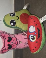 Lot de 3 petites peluches avocat pastèque et chien