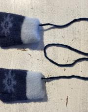 Moufles hiver  reliées entre elles 