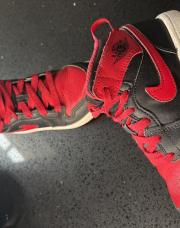 Basket Jordan rouge et noir pointure 31