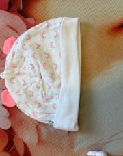 Bonnet blanc oreille rose 