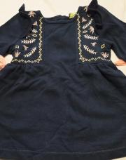 Robe bleue à motifs