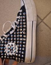 Converse cloutée 