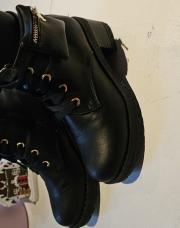 Bottines à petit talon avec lacets avec tirette. Petite pochette secrète. Pointure 32