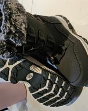 Bottes de neige fourrées. Lacets élastiques. Jamais portée.  Pointure 34