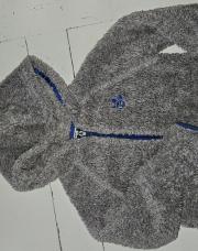 Gilet moumoute gris avec tirettebet logo bleu roi. Taille 6/7ans