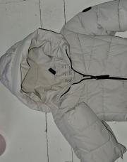 Doudoune blanche grise très clair. Tirette et logo noir. 8ans