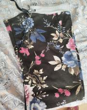 Pantalon noir a fleur mauve et bleu taille s