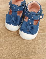 Sandale 18 bleue cœur rose 