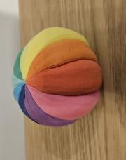 Balle colorée en tissu-lovevery