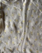 Pull fleuri blanc cassé et jaune 1/3M