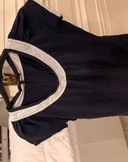 T-shirt bleu à col blanc 