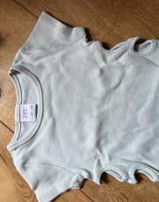 T shirt vert sauge avec cœurs ouverts sur le côté Zara - 7 ans 