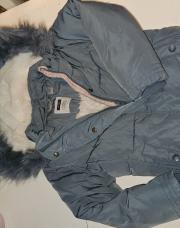 Veste hiver fille bleue et rose. Fourrée intérieur ainsi que la capuche. Marque Okaidi. Taille 6 ans 
