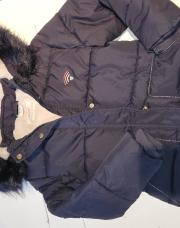 Veste hiver bleue marine pailleté avec paillettes sur les contours de poche. Fourrée intérieure et capuche. De marque Tapé à L'œil. Taille 6 ans