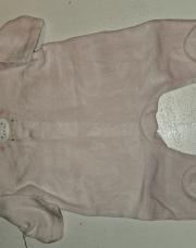 Grenouillère rose pâle à pressions. 3 mois